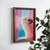 WallXpert uramljena MDF slika NAL064-70, bela mačka viri kroz roze zavese ispred mora, 50 x 70 cm