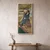 WallXpert uramljena MDF slika ARTSNTMDL16, muškarac sa cilindrom u šarenoj sobi, 33 x 70 cm