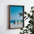 WallXpert uramljena MDF slika NAL074-70, pet mačaka sedi na zidu i gleda u more, 50 x 70 cm