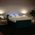Vidaxl Box spring postelja z vzmetnico modra 140x190 cm žamet