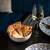 Bela/modra porcelanasta skledica za juho 710 ml Azul – BonBistro