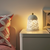 SOLSKUR LED stona lampa, bela/boja mesinga