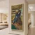WallXpert uramljena MDF slika ARTSNTMDL16, muškarac sa cilindrom u šarenoj sobi, 50 x 120 cm