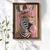 WallXpert uramljena MDF slika NAL029-70, zebra sa roze naočarima, cvetnim vencem i balonom od žvake, 50 x 70 cm