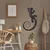 WallXpert metalni zidni ukras 5084, ornamentalni gušter sa spiralnim repom, 56 x 90 cm, crni