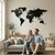 WallXpert metalni zidni ukras 5143, mapa sveta, puna silueta, 101 x 53 cm, crni