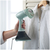 RUSSELL HOBBS Vertikalna pegla na paru 25592-56 Essentials zelena