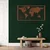 WallXpert metalni zidni ukras 5271, mapa sveta sa mrežom i ružom kompasa u ramu, 75 x 43 cm, crni