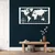 WallXpert metalni zidni ukras 5271, mapa sveta sa mrežom i ružom kompasa u ramu, 75 x 43 cm, crni