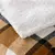 Rjava odeja iz sherpa flisa 125x150 cm Ecossais – douceur dintérieur