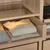 KOMPLEMENT Fioka sa staklenim frontom, belo b. im. hrastovine, 100x58 cm
