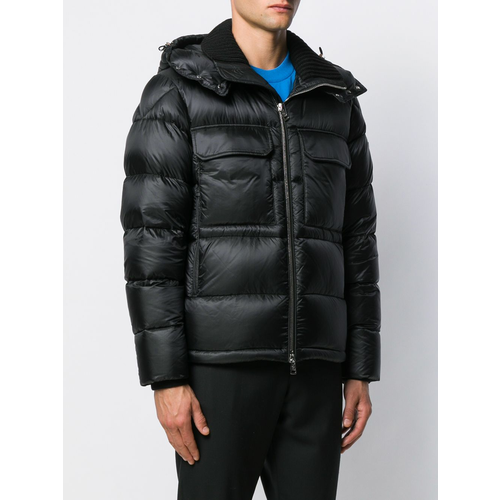 Moncler rouve 2025
