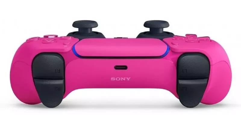 PS5, Z novim inovativnim igralnim ploščkom PS5™, ki se ponaša s haptičnim odzivom in dinamičnimi sprožilnimi učinki2 izkusite pristnejšo in izjemno realistično igričarsko izkušnjo1.